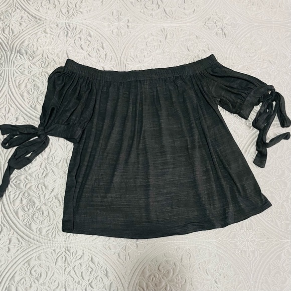 Gibson Off Shoulder Blouse with Tie In Sleeves - Picture 6 of 8